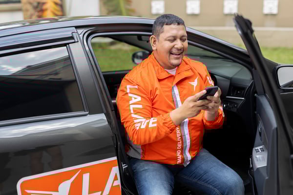 lalamove driver smiling