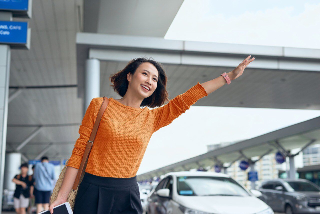 lalamove female passenger getting a lalamove ride at an airport