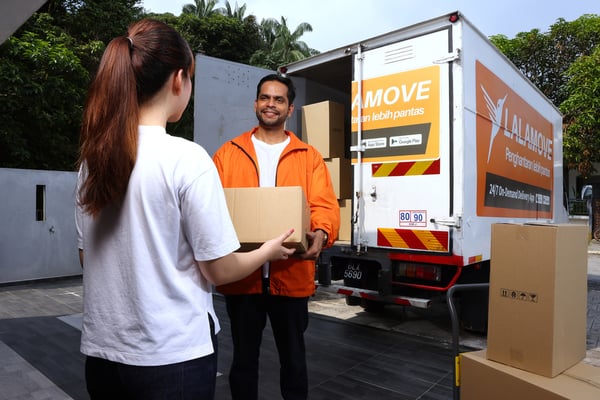 lalamove lorry driver handing items to user