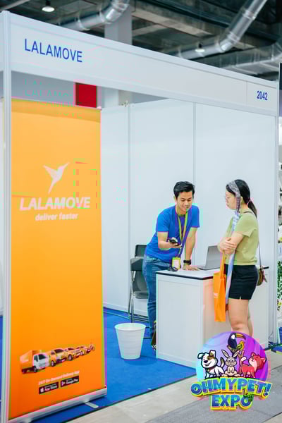 lalamove team at the pet expo in johor bahru talking to a prospect customer about lalamove business logistics solutions
