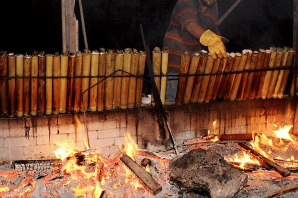 lemang sedang dibakar sempena hari raya oleh lemang dino