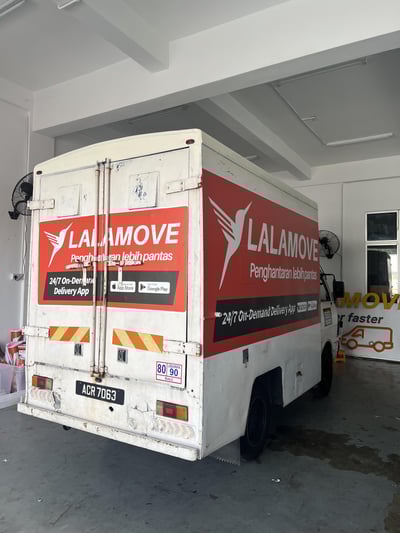 lori dengan sticker lalamove