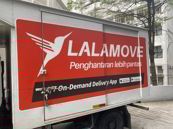 lori kecil 10-kaki milik ain shafinarz rakan penghantar lalamove yang dilengkapi sticker