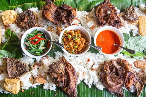 makan lesehan daun pisang