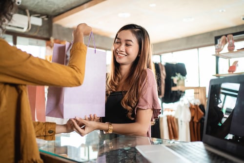 membuat pelanggan senang woman gift hadiah shopping belanja