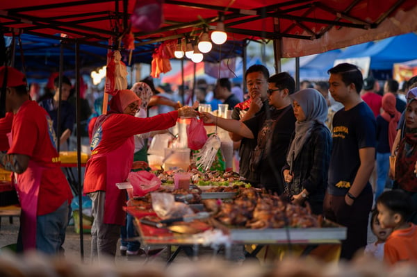 pelanggan sedang membeli juadah berbuka di bazar ramadan di malaysia