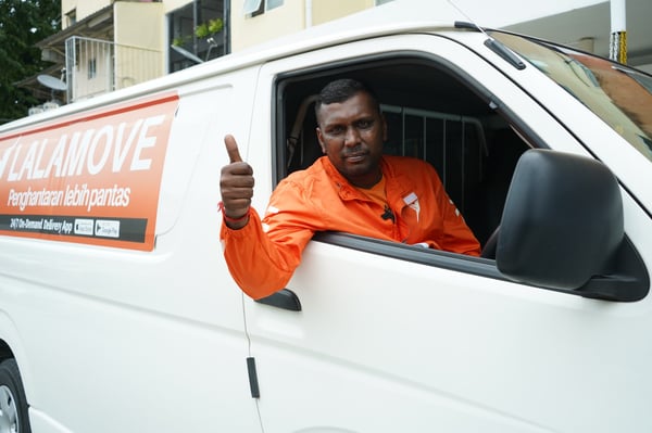 pemandu van lalamove dengn sticker lalamove