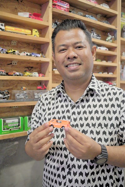 pengasas jemz group jemizan abu bakar bersama van miniatur tomica lalamove-1