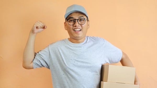 rakan pemandu memakai pakaian berwarna cerah