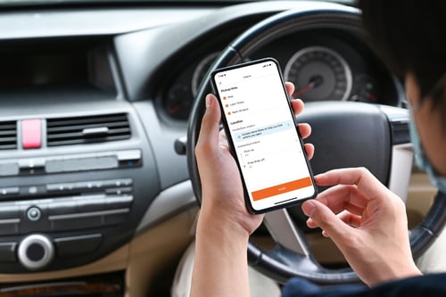 rakan penghantar lalamove melihat ciri penapis pesanan dalam aplikasi lalamove driver