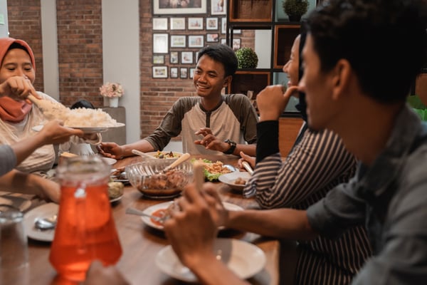 rakan rakan sedang berbuka puasa bersama di bulan ramadan
