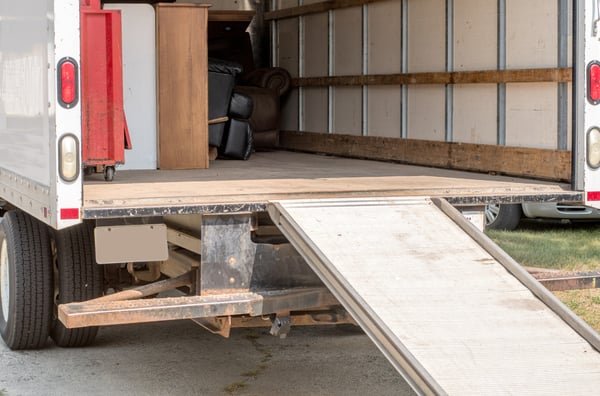 ramp boleh digunakan oleh rakan penghantar untuk memindahkan barangan dari lori