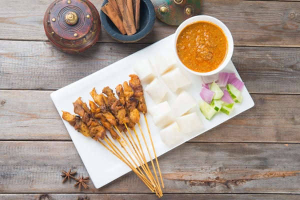 sate kacang, nasi impit dan kuah kacang