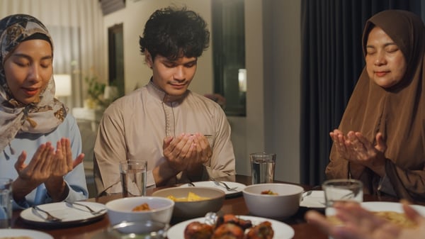satu keluarga baca doa berbuka