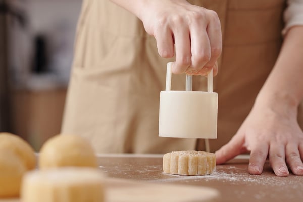 shape the mooncakes