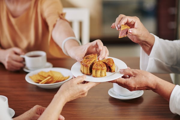 sharing mooncakes with family