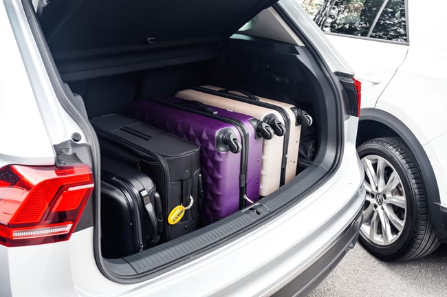 スーツケースなどの多くの荷物が車に積まれている画像