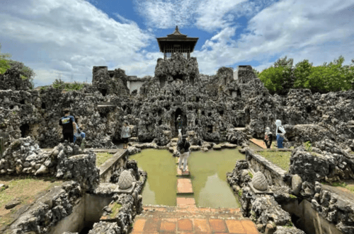 Taman Wisata Goa Sunyaragi Cirebon