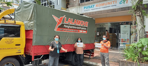 マレーシアのLalamoveがボランティア活動をする様子