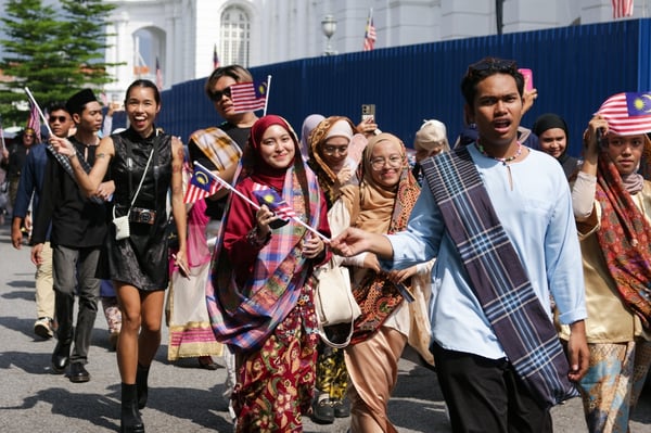 waving Jalur Gemilang at Keretapi Sarong
