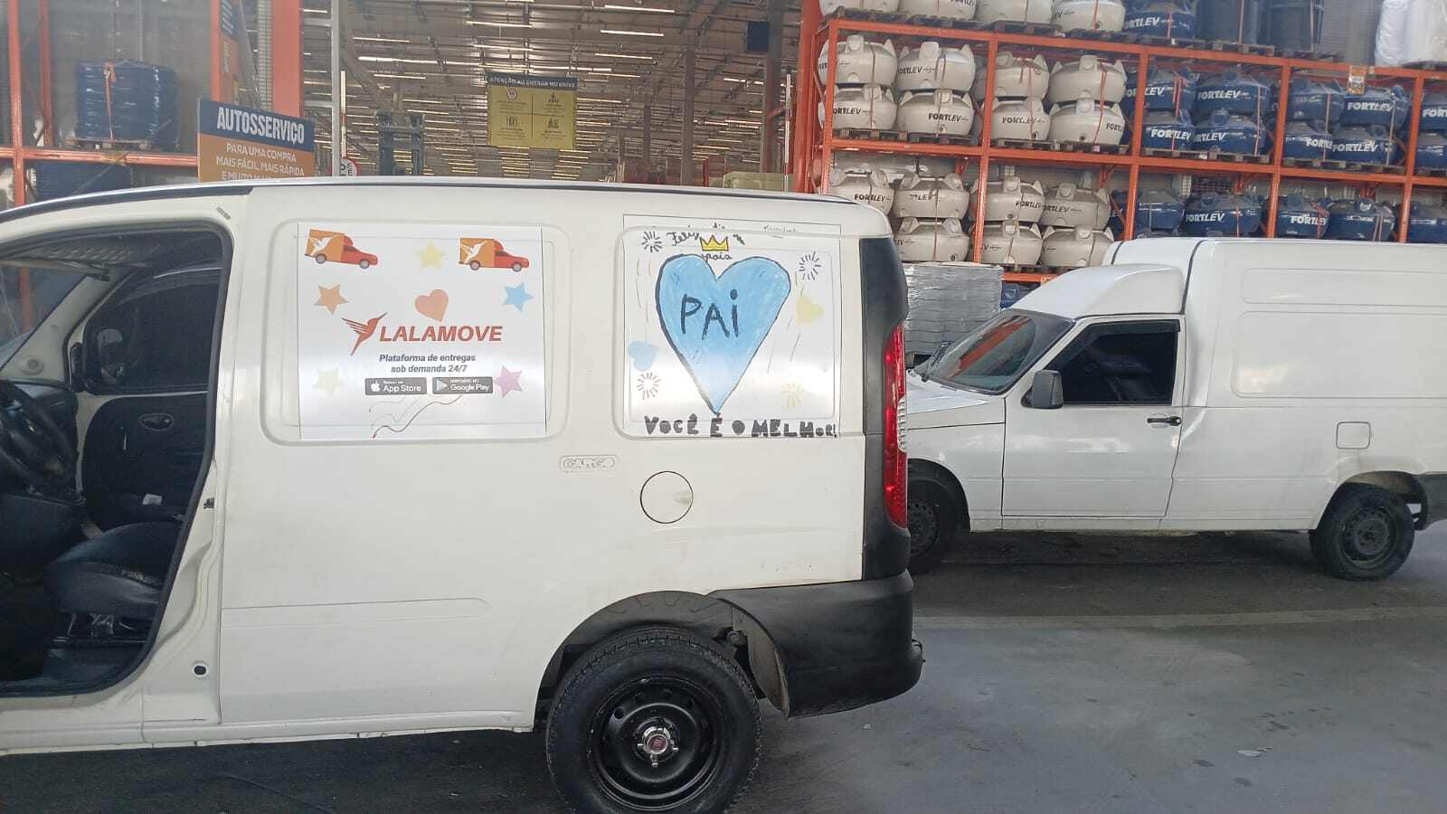 Foto de veículo com adesivo exclusivo de Dia dos Pais.