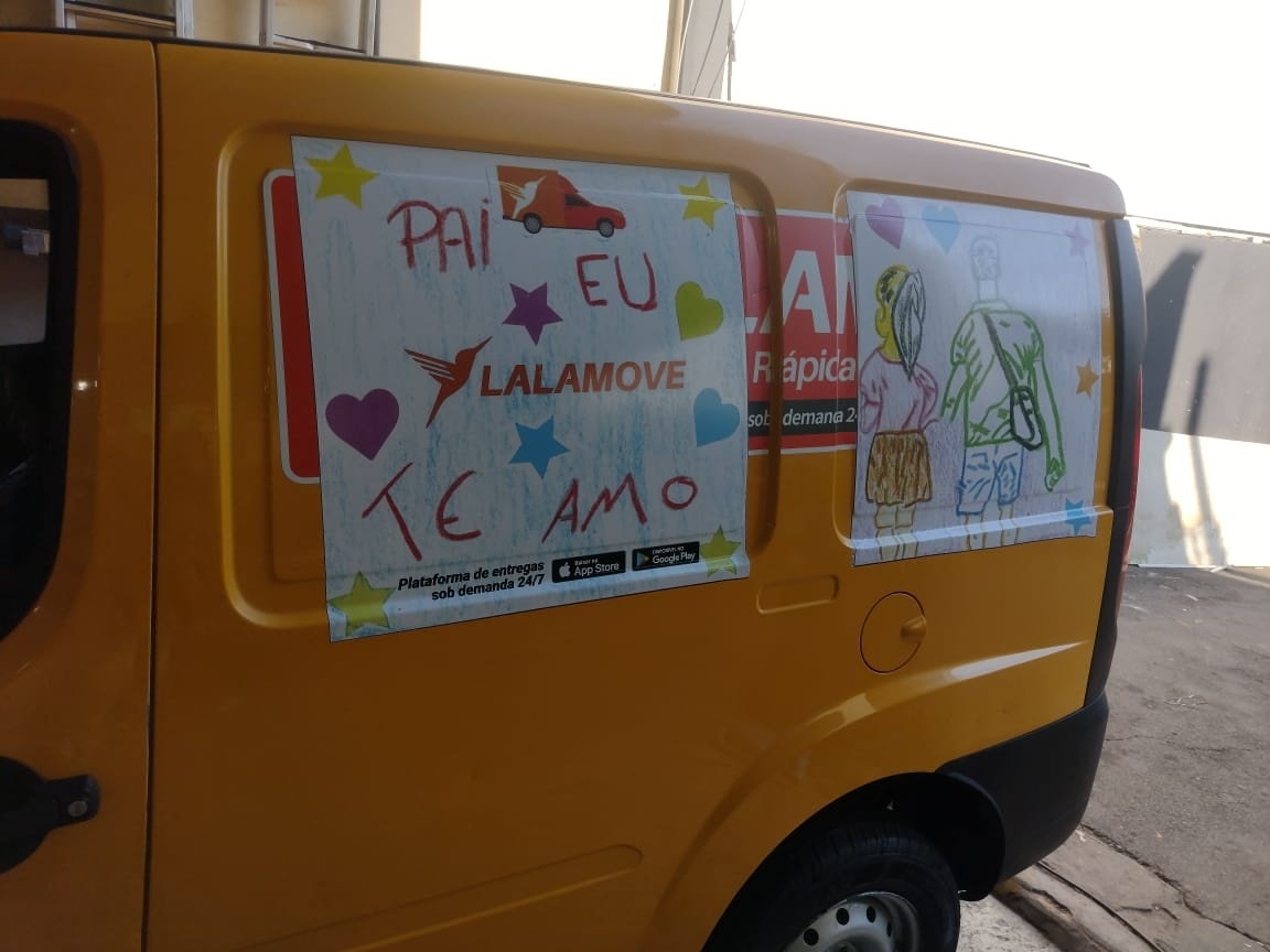 Foto de veículo com adesivo exclusivo de Dia dos Pais.