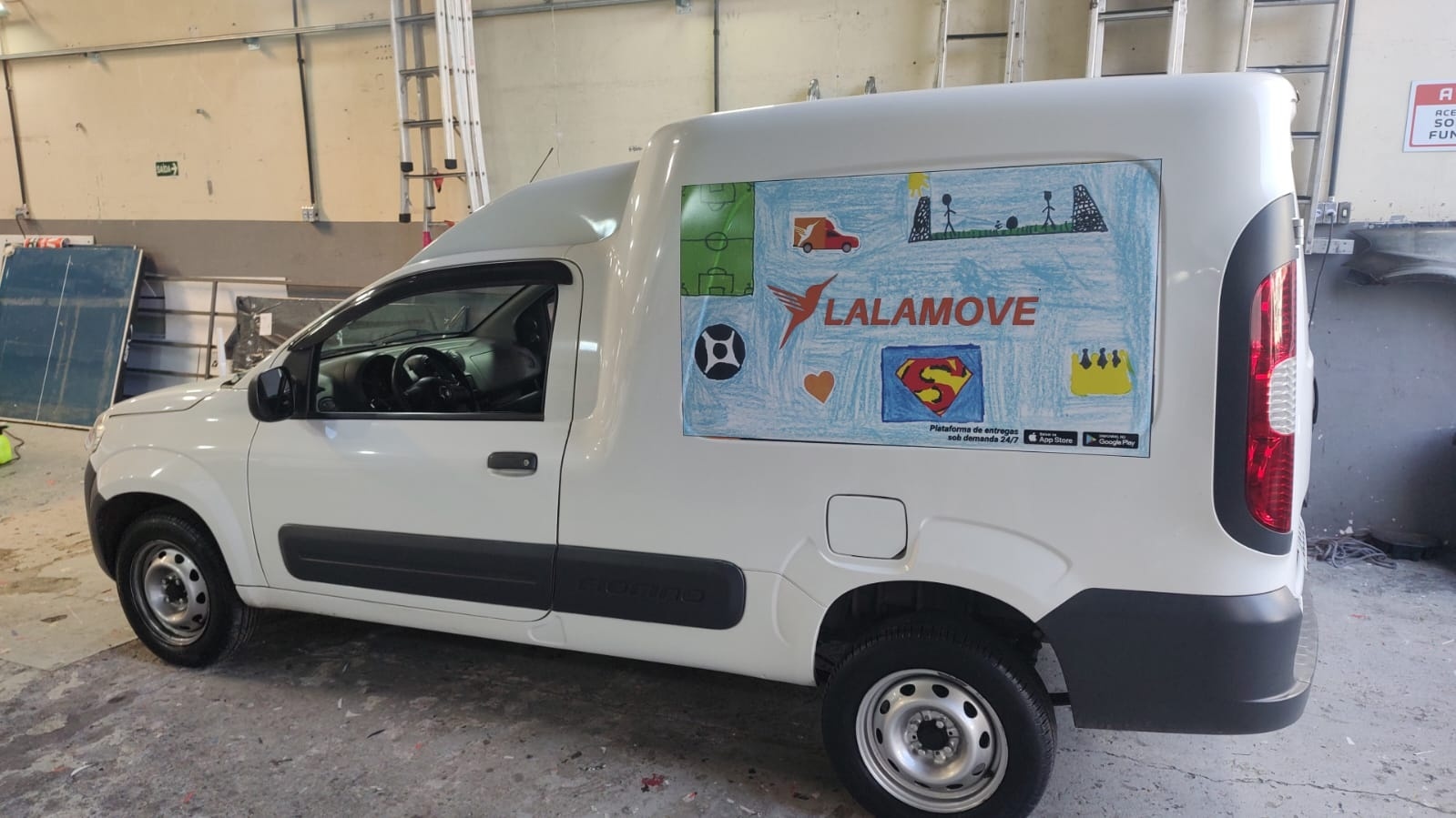 Foto de veículo com adesivo exclusivo de Dia dos Pais.