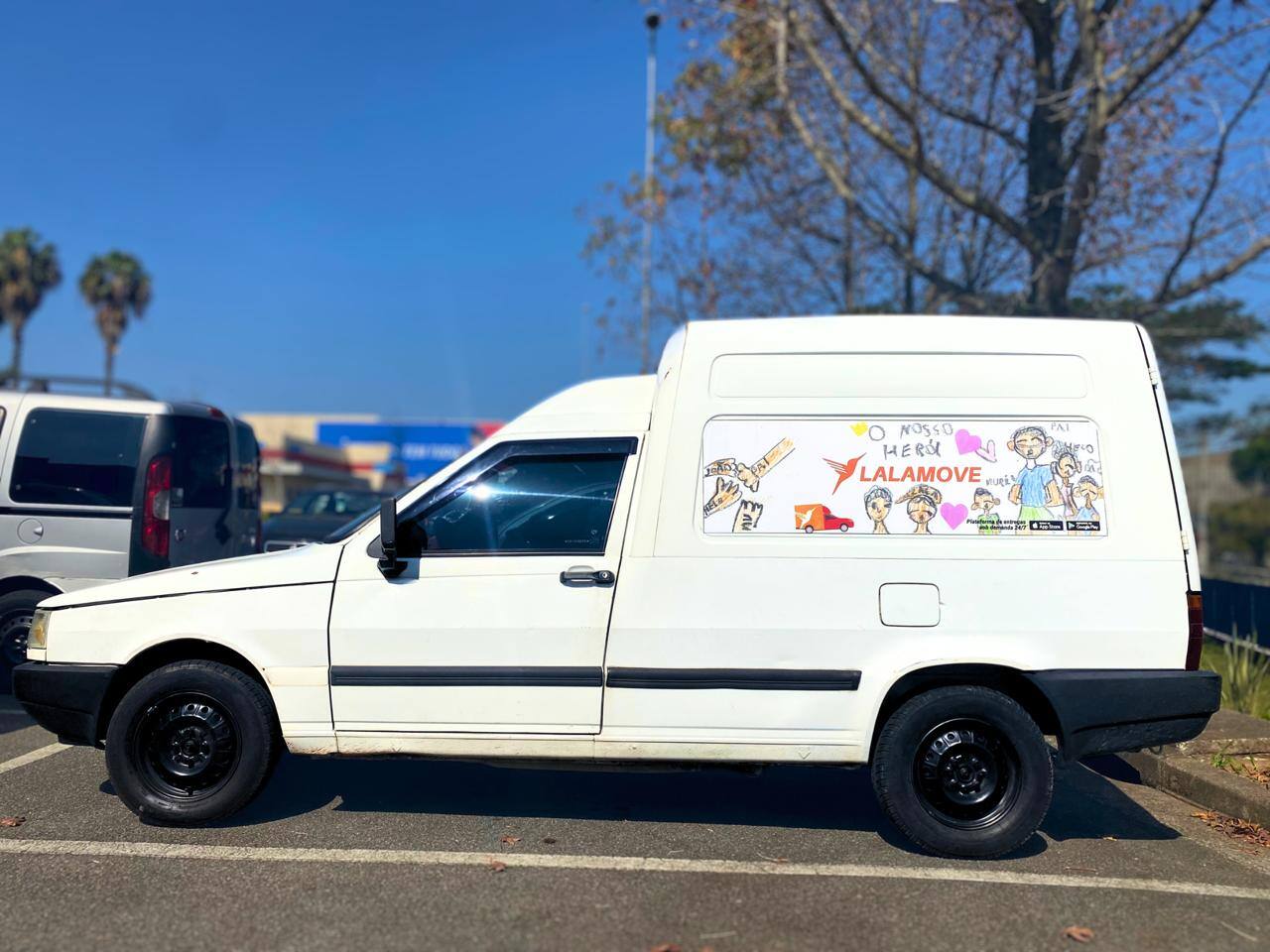 Foto de veículo com adesivo exclusivo de Dia dos Pais.