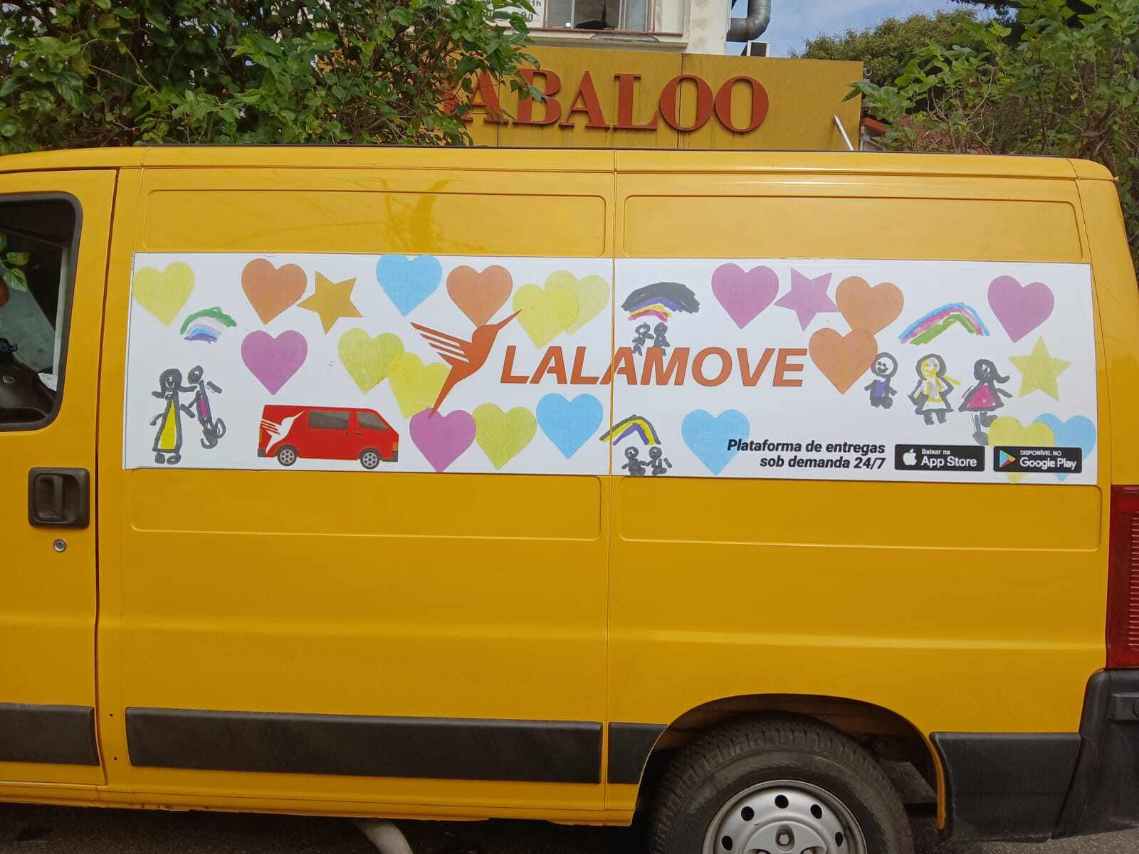 Foto de veículo com adesivo exclusivo de Dia dos Pais.