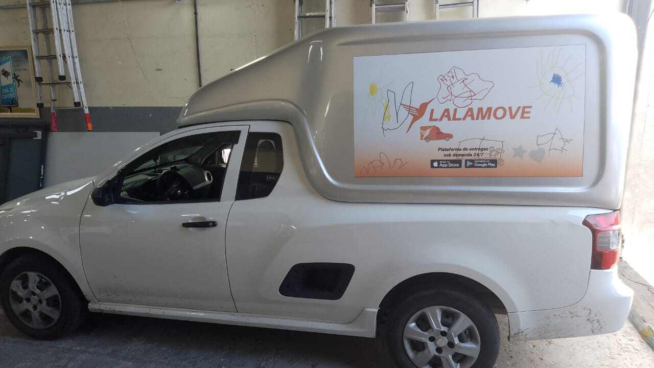 Foto de veículo com adesivo exclusivo de Dia dos Pais.