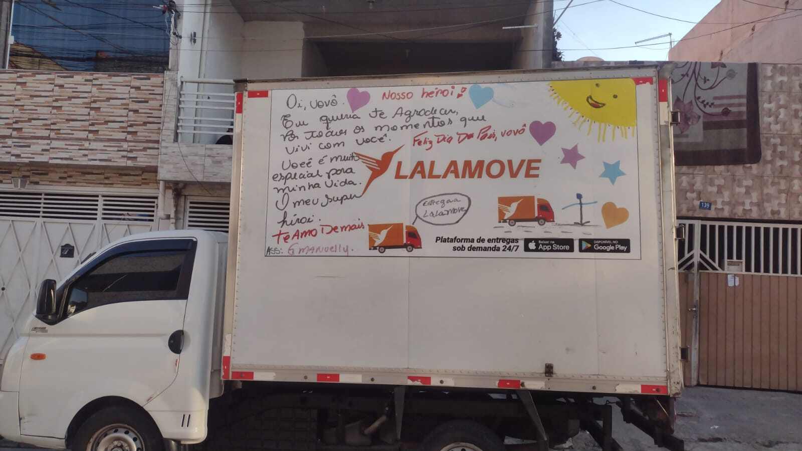 Foto de veículo com adesivo exclusivo de Dia dos Pais.