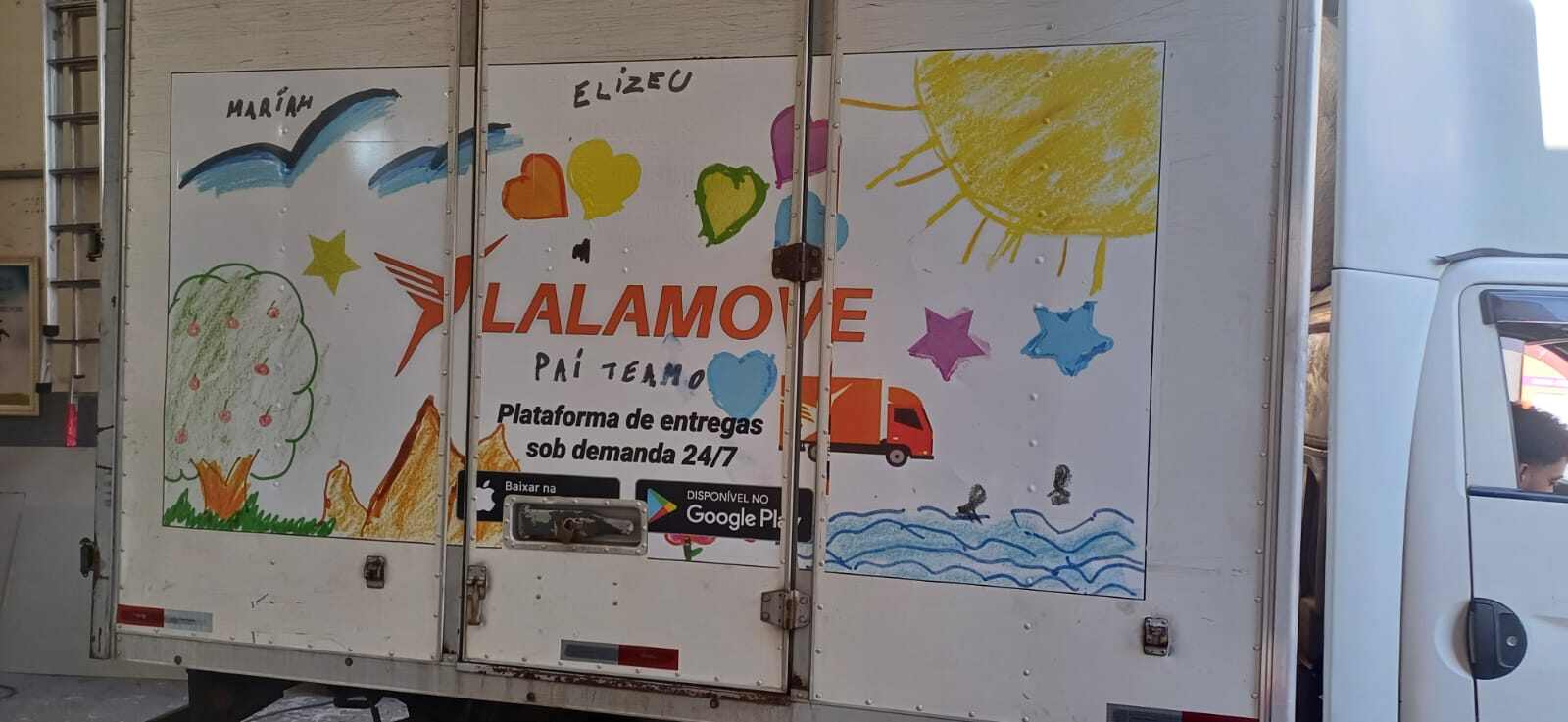 Foto de veículo com adesivo exclusivo de Dia dos Pais.