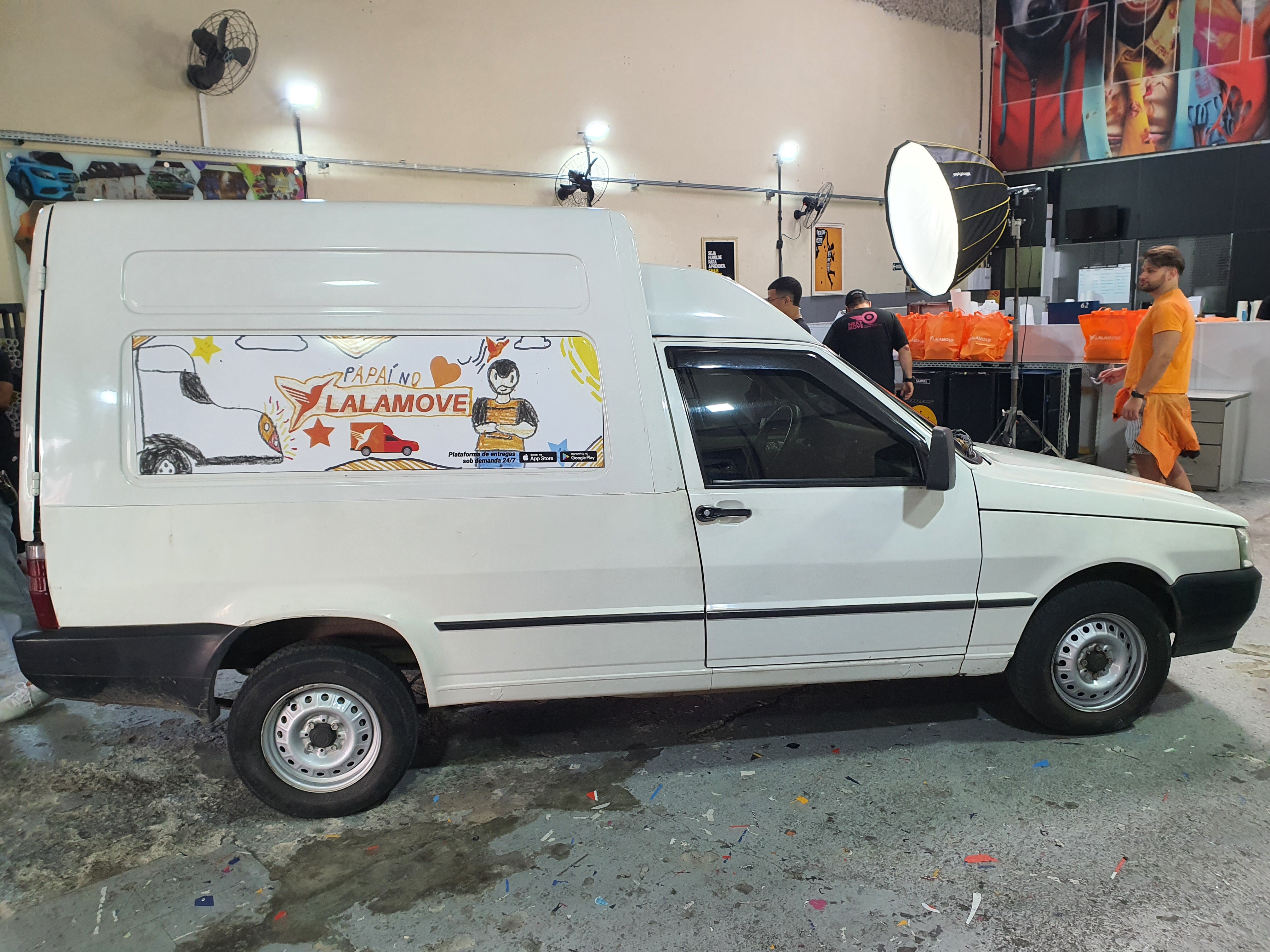 Foto de veículo com adesivo exclusivo de Dia dos Pais.