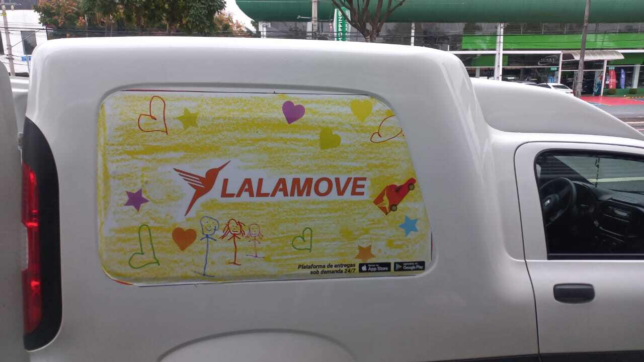 Foto de veículo com adesivo exclusivo de Dia dos Pais.