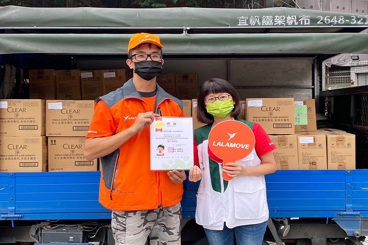 Lalamove發揮即時快遞的影響力,於12_4捐助台北家扶中心免費貨車快遞服務,協助歲末活動大量物品配送(Lalamove提供)-1