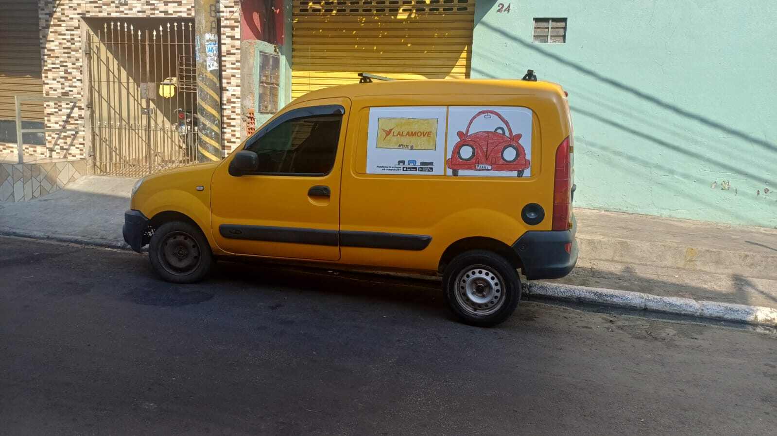 Foto de veículo com adesivo exclusivo de Dia dos Pais.