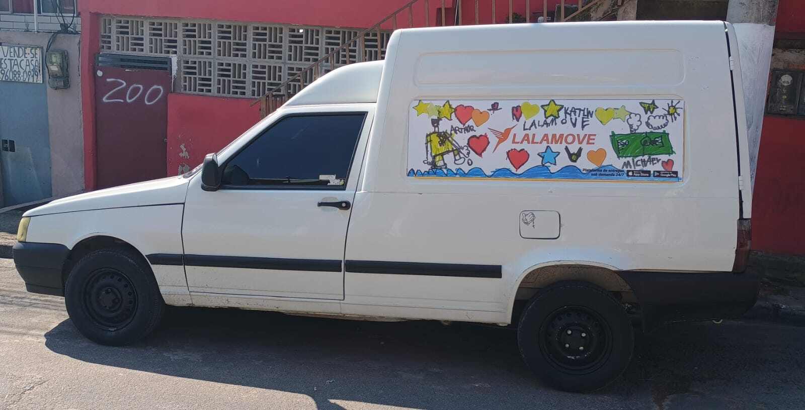 Foto de veículo com adesivo exclusivo de Dia dos Pais.