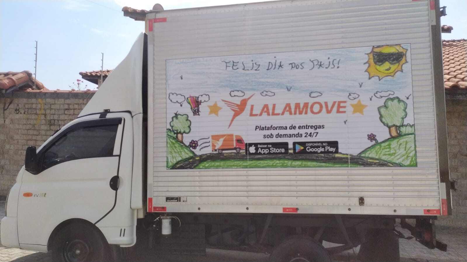 Foto de veículo com adesivo exclusivo de Dia dos Pais.