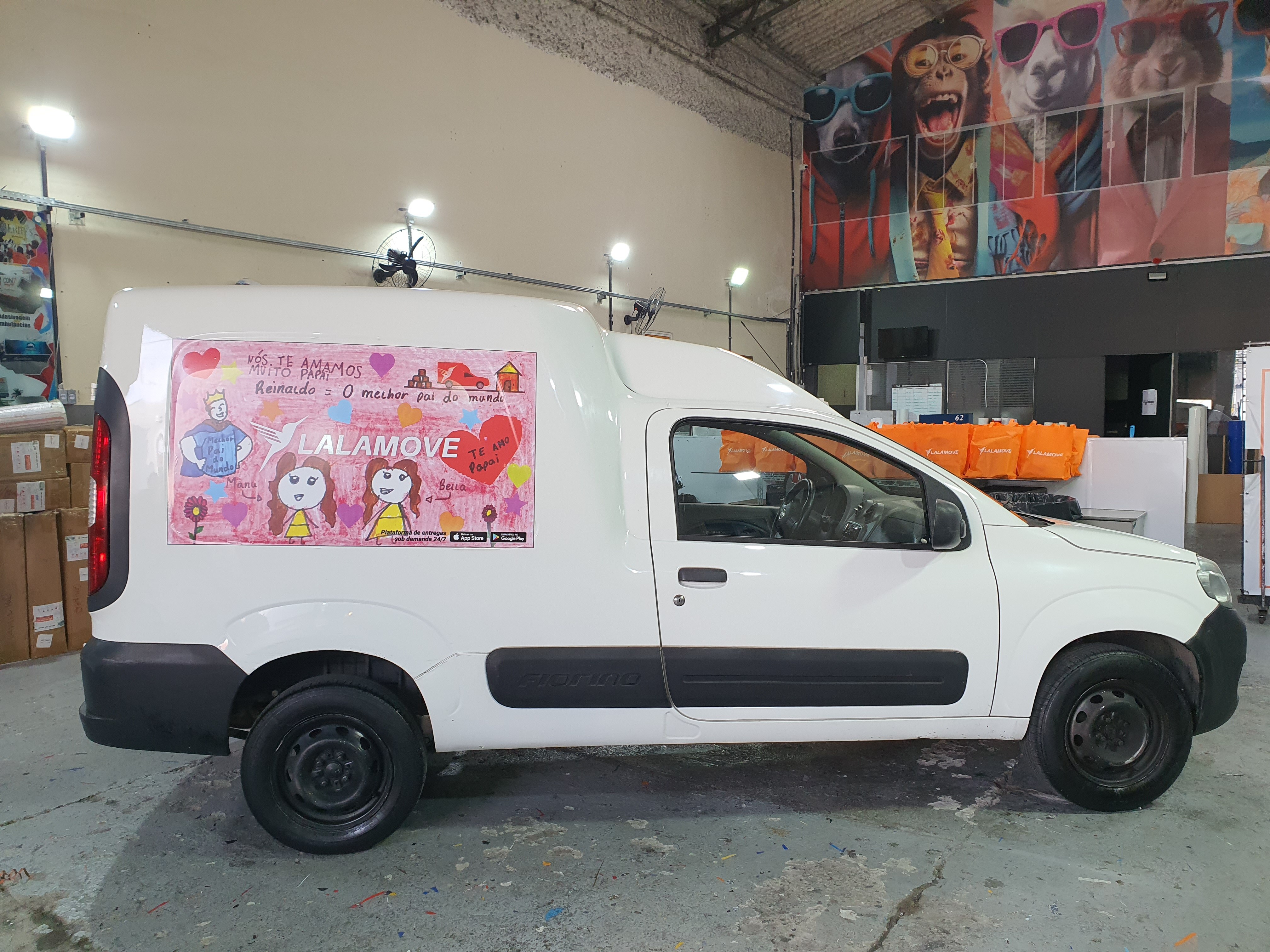 Foto de veículo com adesivo exclusivo de Dia dos Pais.