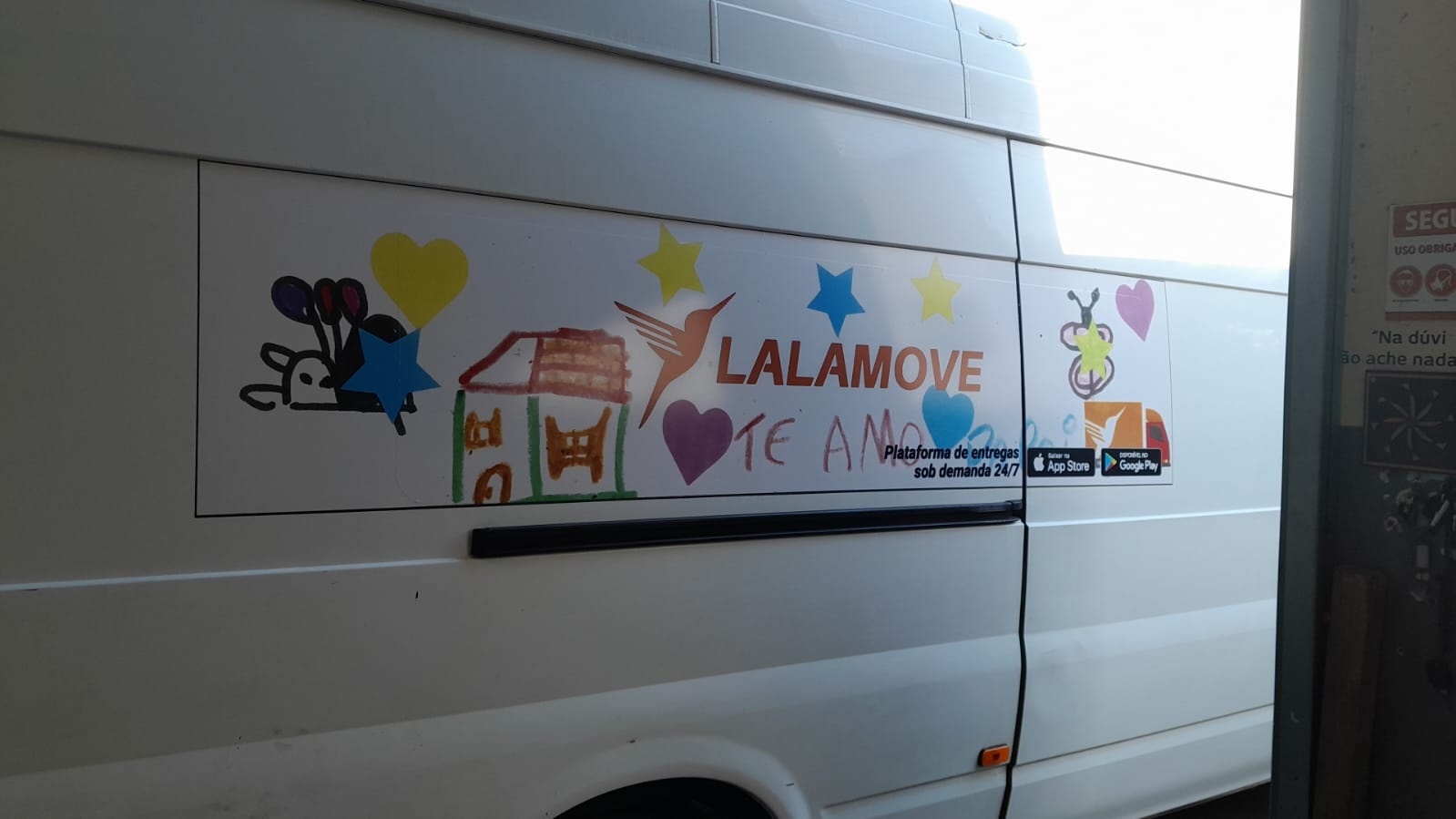 Foto de veículo com adesivo exclusivo de Dia dos Pais.